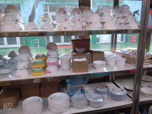 趕巴扎去伊寧市上海路 日用百貨的市井風情